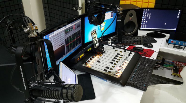 Bozuk RADYO Stüdyo
